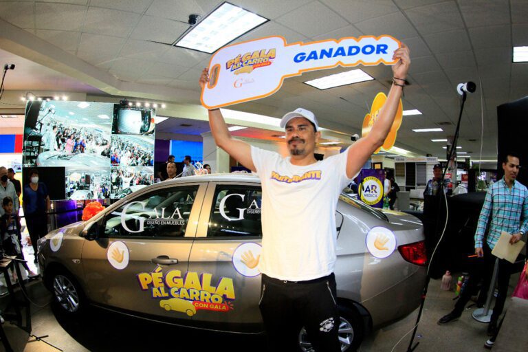 celebracion de un ganador con automovil