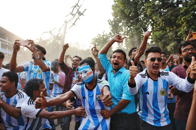 celebracion de un triunfo futbolistico en argentina