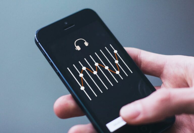 celular con auriculares y ondas de sonido