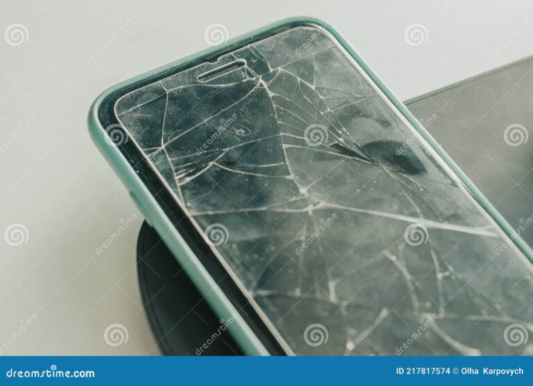 celular con pantalla rota sobre una mesa