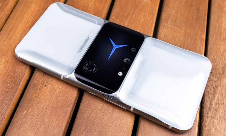 celulares dual sim sobre fondo neutro