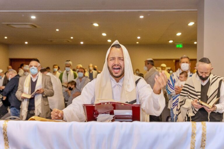 ceremonia de yom kipur en la sinagoga