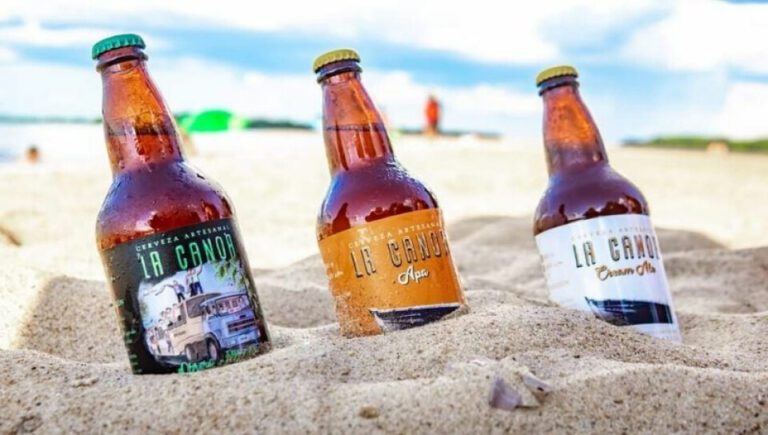 cervezas artesanales en un entorno natural