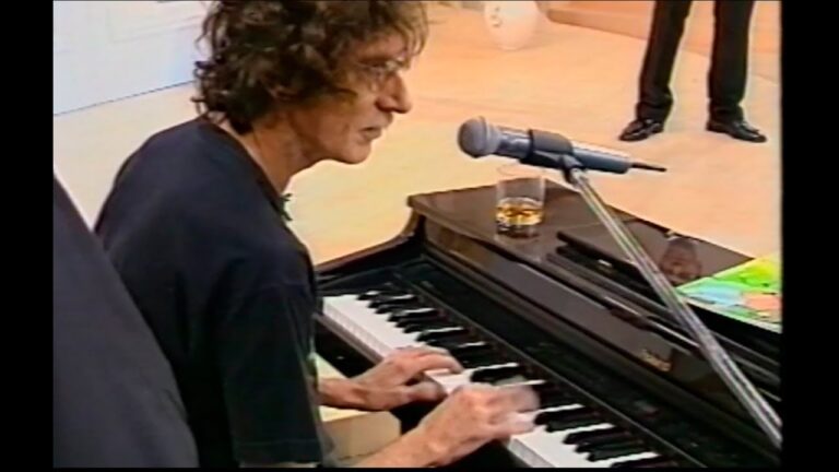 charly garcia tocando su piano en vivo