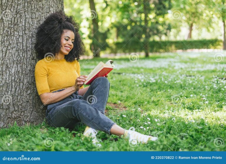 chica leyendo un libro en un jardin