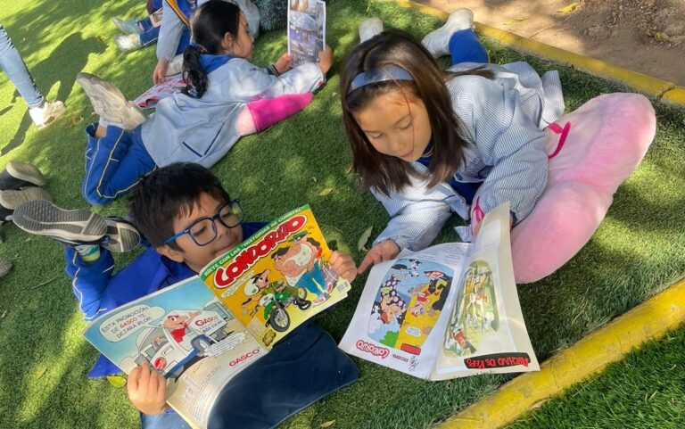 chicos leyendo manga en un parque