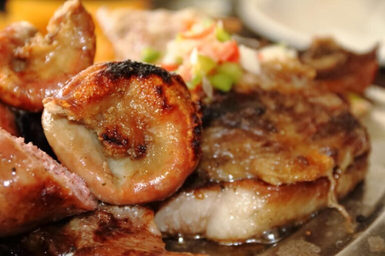 chinchulines dorados y crujientes en parrilla