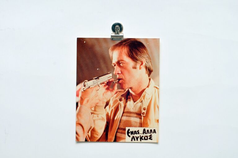 chuck norris en una pose iconica de accion