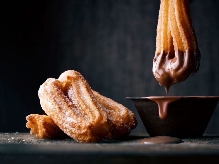 churros dorados en freidora humeante