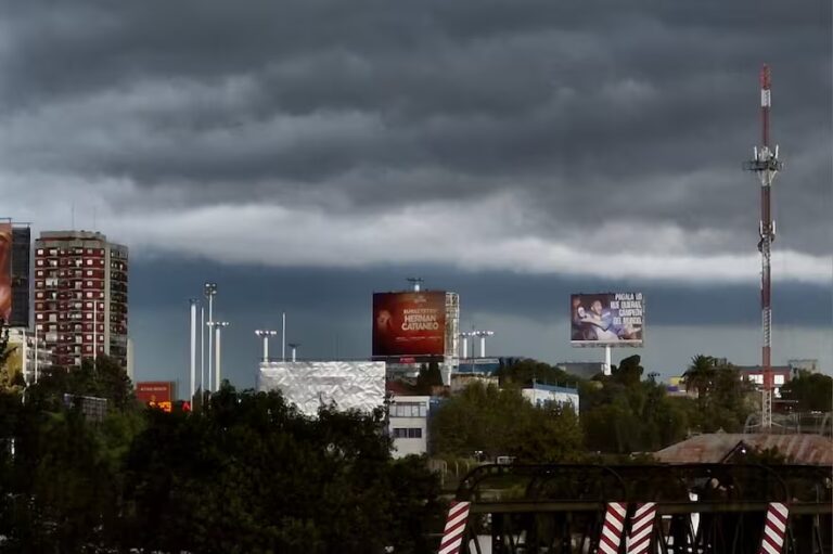 cielo nublado sobre la ciudad de buenos aires