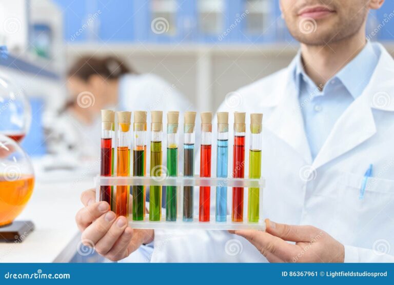 cientifico en laboratorio con frascos de ensayo