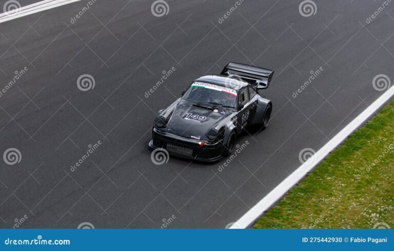 Dónde puedo encontrar información sobre Rock n Roll Racing 12 coche de carreras clasico en una pista