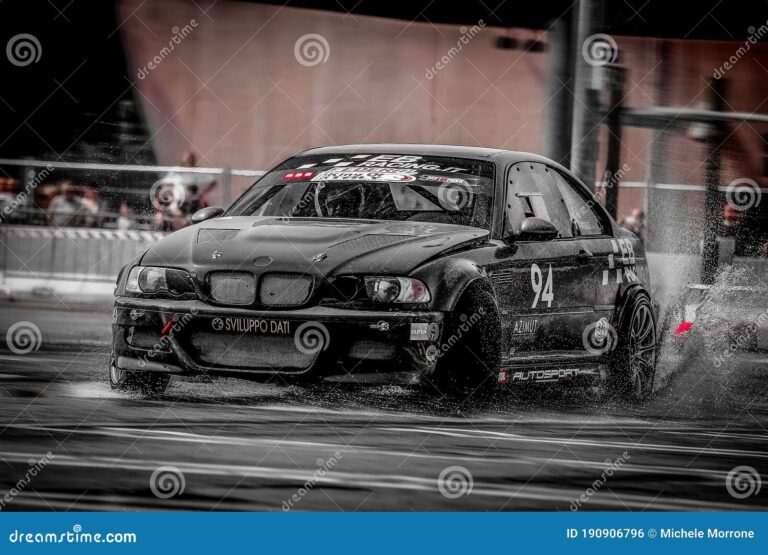 coche de carreras en accion sobre asfalto