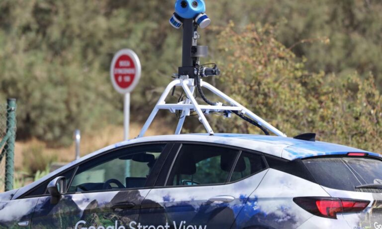 Cómo usar el auto de Google Maps para navegar por la ciudad 20 coche de google maps explorando la ciudad