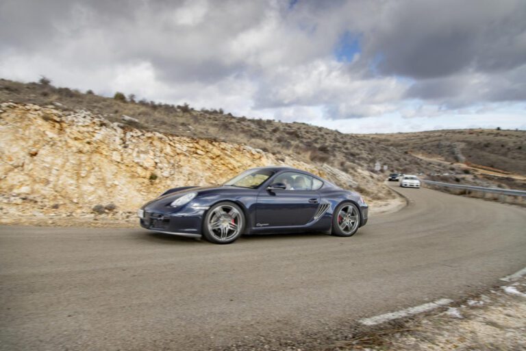 coche deportivo en una carretera