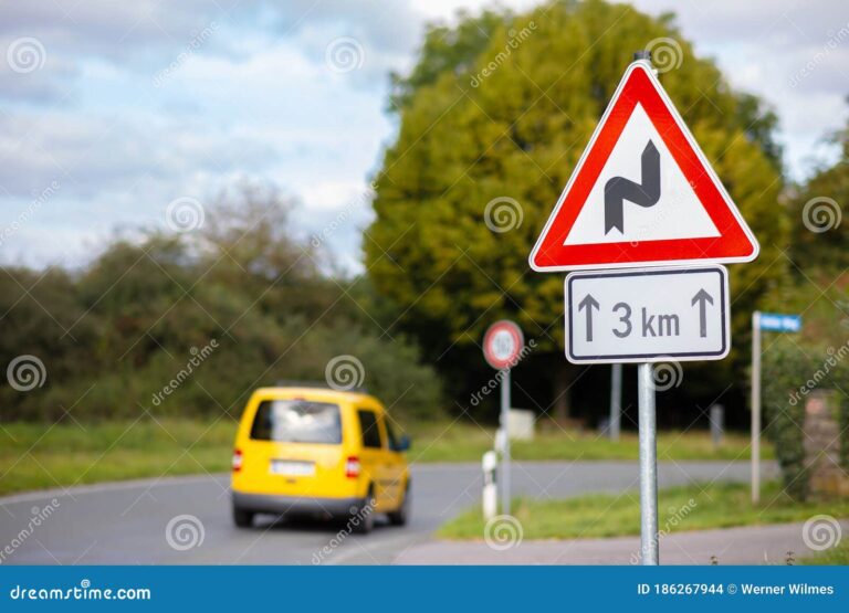 coche en la carretera con senal de advertencia