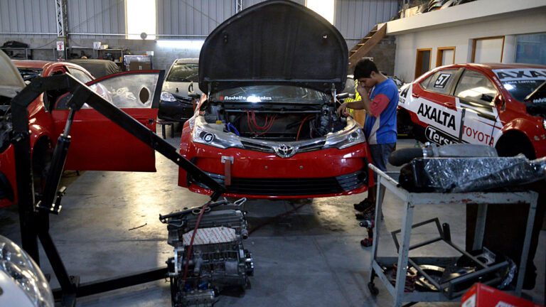coche en un taller mecanico argentino