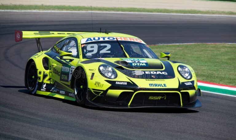 coches de carreras en accion en pista