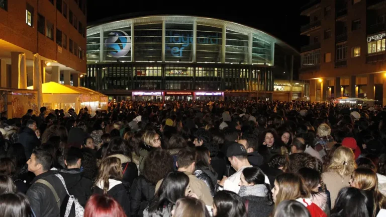 colas de fans esperando conciertos en vivo