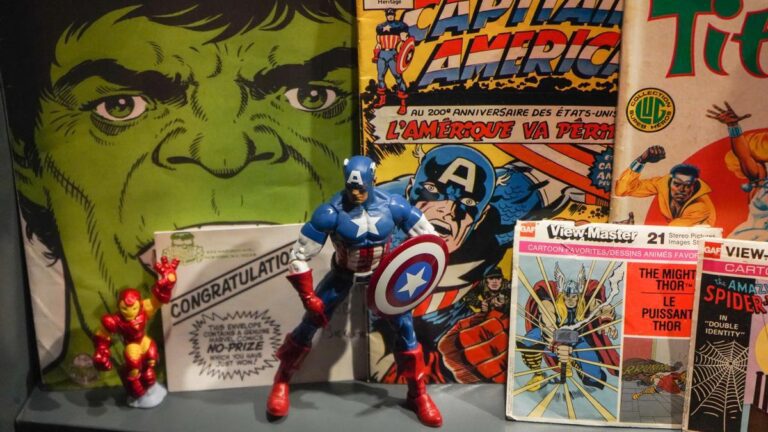 comics de superheroes iconicos en exhibicion