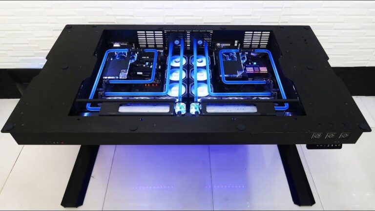 componentes de pc en una mesa de trabajo