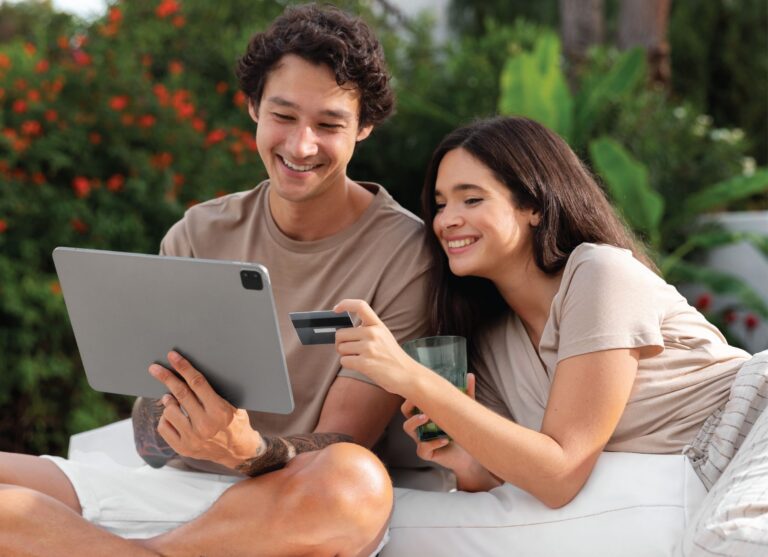 compradores felices en una tienda en linea