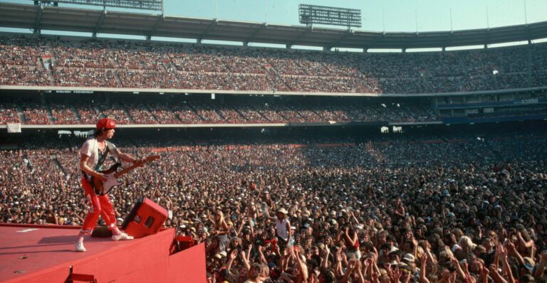 concierto en un estadio lleno de gente
