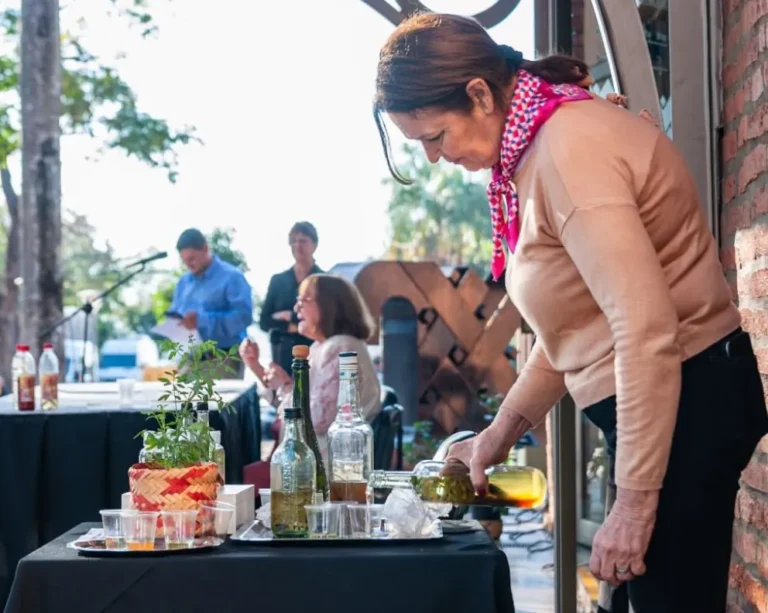 copa de cana con ruda en mesa