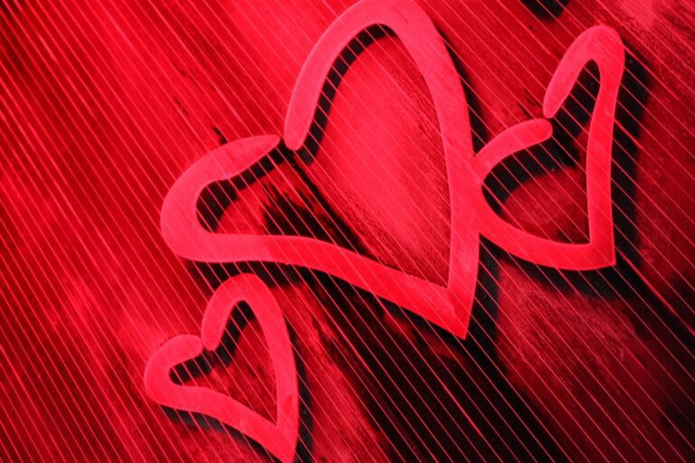 corazones entrelazados en un camino sinuoso