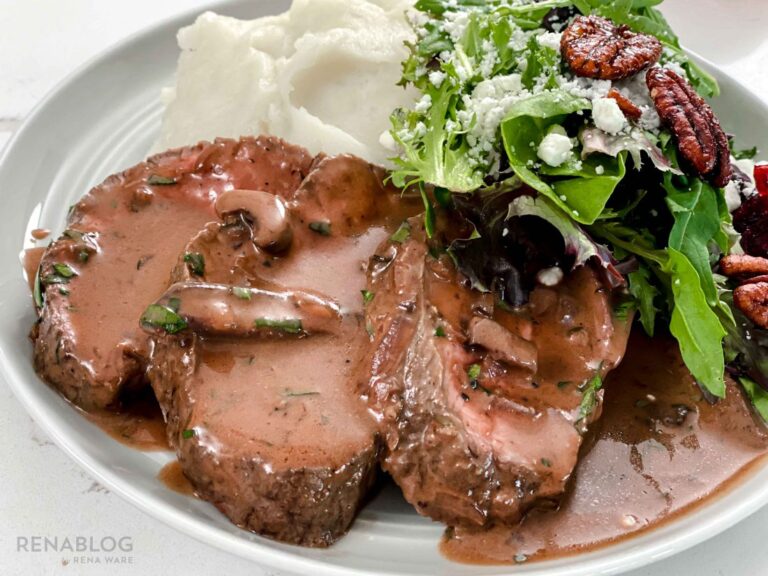 corte de carne en un tazon con leche