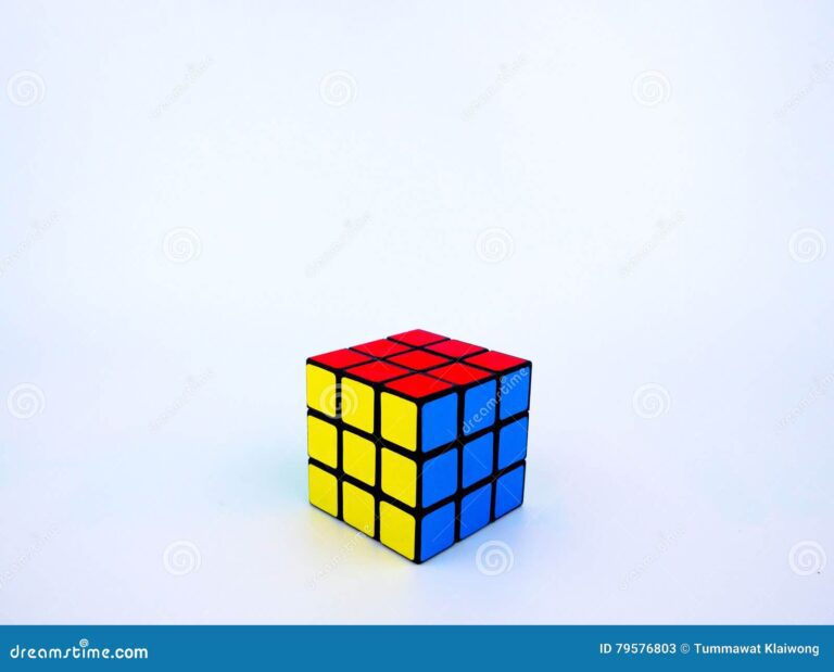 cubo rubik colorido sobre fondo blanco