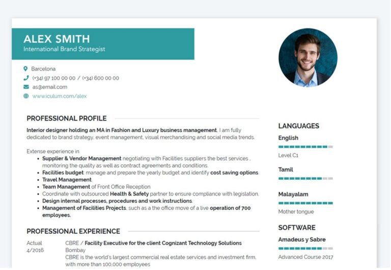 curriculum destacado sobre una mesa de trabajo