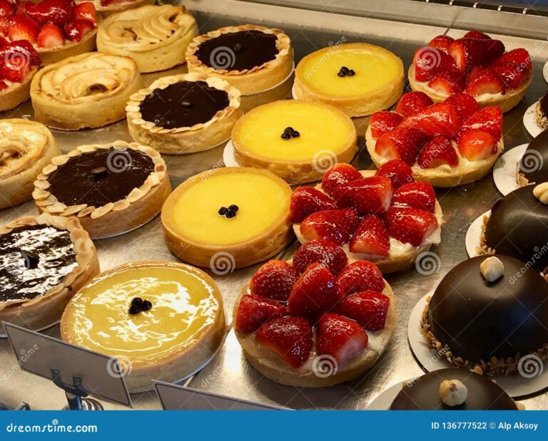 deliciosas tortas exhibidas en un buffet