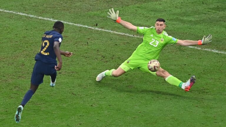 dibu martinez atajando un penal en accion