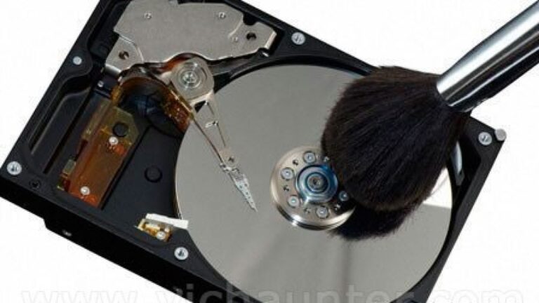 disco duro con herramientas de limpieza