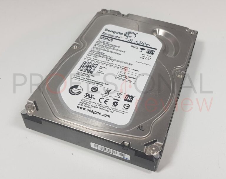 discos duros variados en una mesa