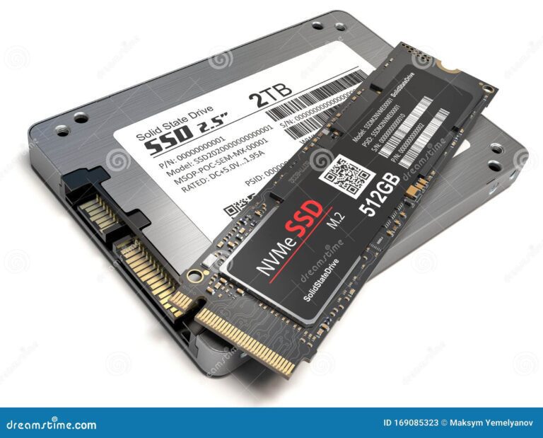 dispositivos de almacenamiento ssd sobre fondo blanco