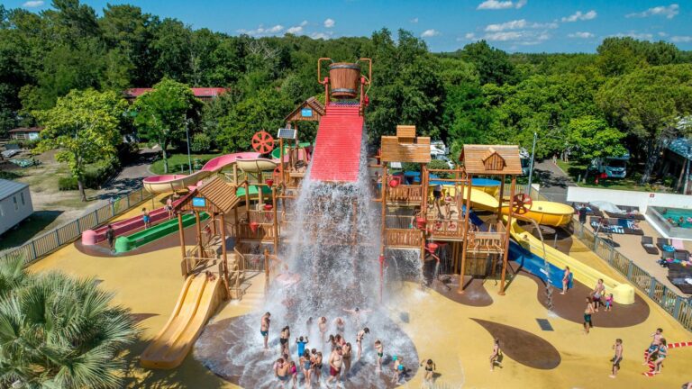 diversion en parque acuatico con toboganes