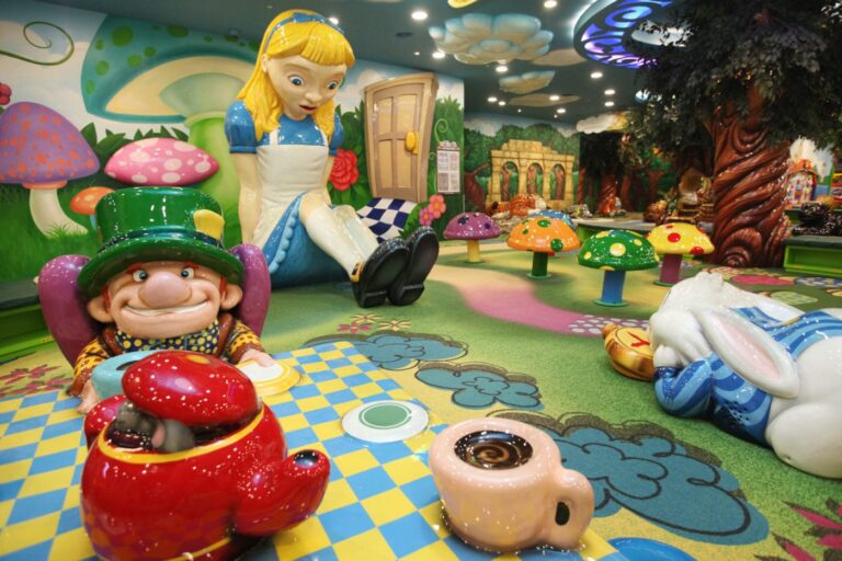 diversion familiar en parque tematico colorido