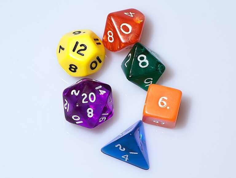 diversos dados de dungeons and dragons