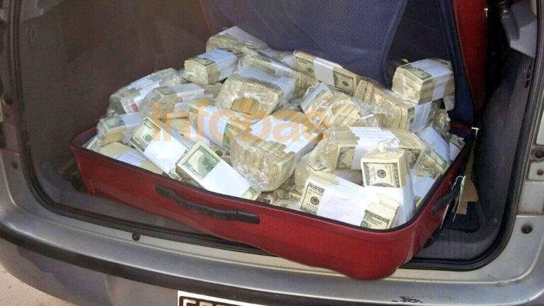 dolares termosellados en manos de personas