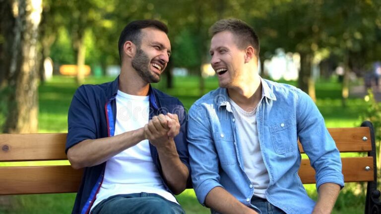 dos amigos riendo juntos en un parque