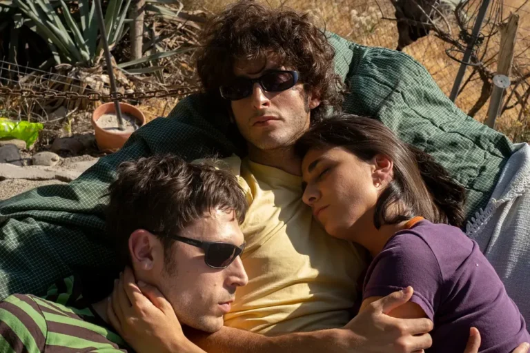 Qué novedades trae Life is Strange: Before the Storm para los fans 24 dos chicas abrazandose en un entorno nostalgico