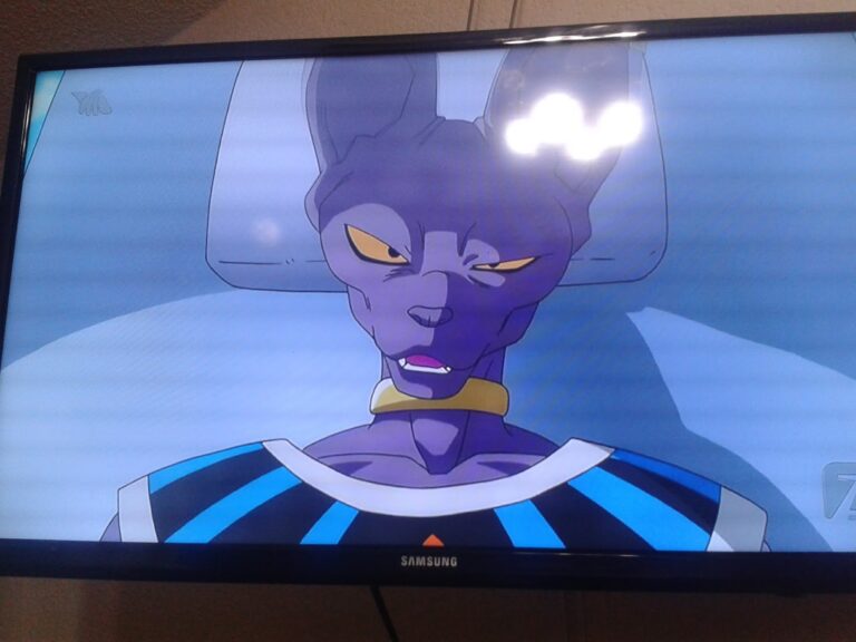 dragon ball en un televisor antiguo