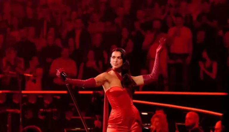 dua lipa en una actuacion en vivo