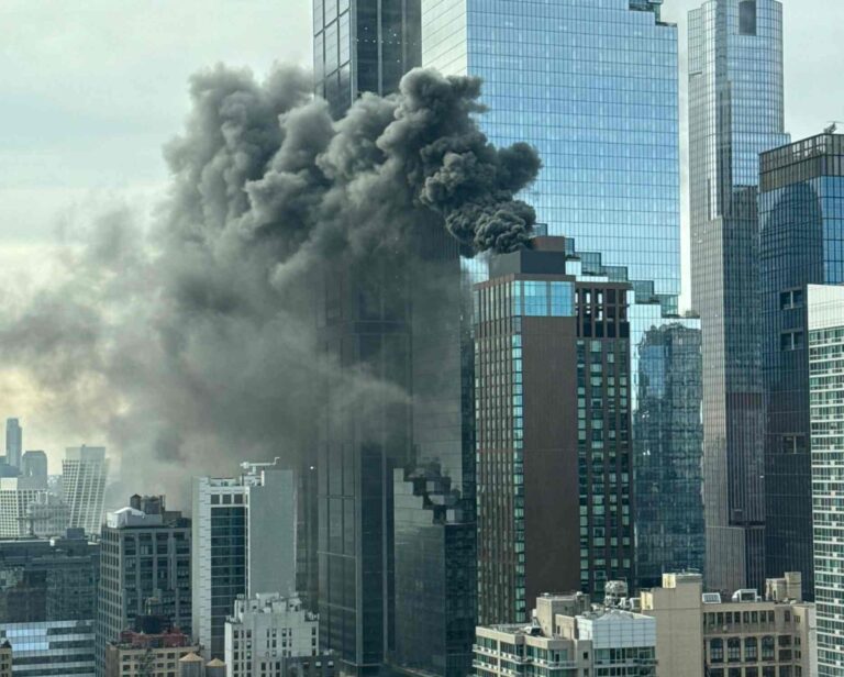 edificio en llamas con humo negro