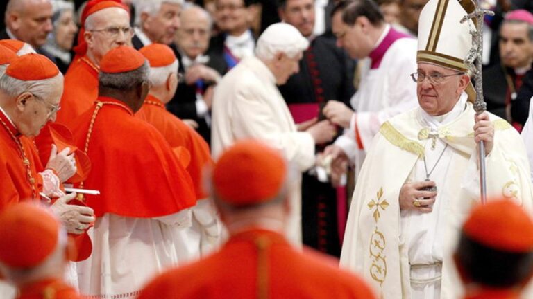 el papa francisco en un acto publico