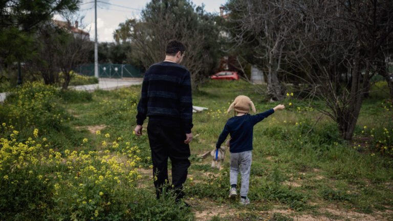 elon musk con sus hijos en un parque
