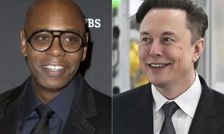 elon musk en el escenario de comedia