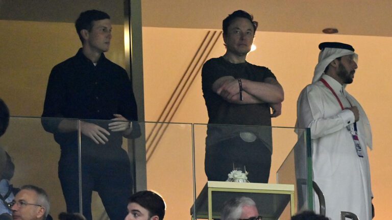 elon musk en un estadio de futbol